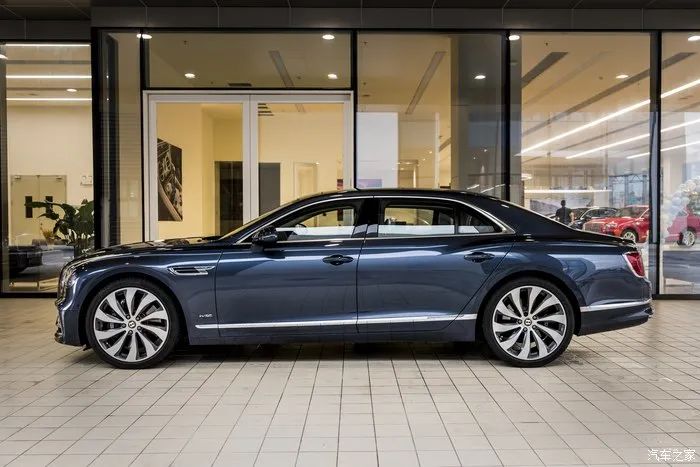 宾利飞驰对比迈巴赫s480气场,宾利飞驰街拍气场霸气视频