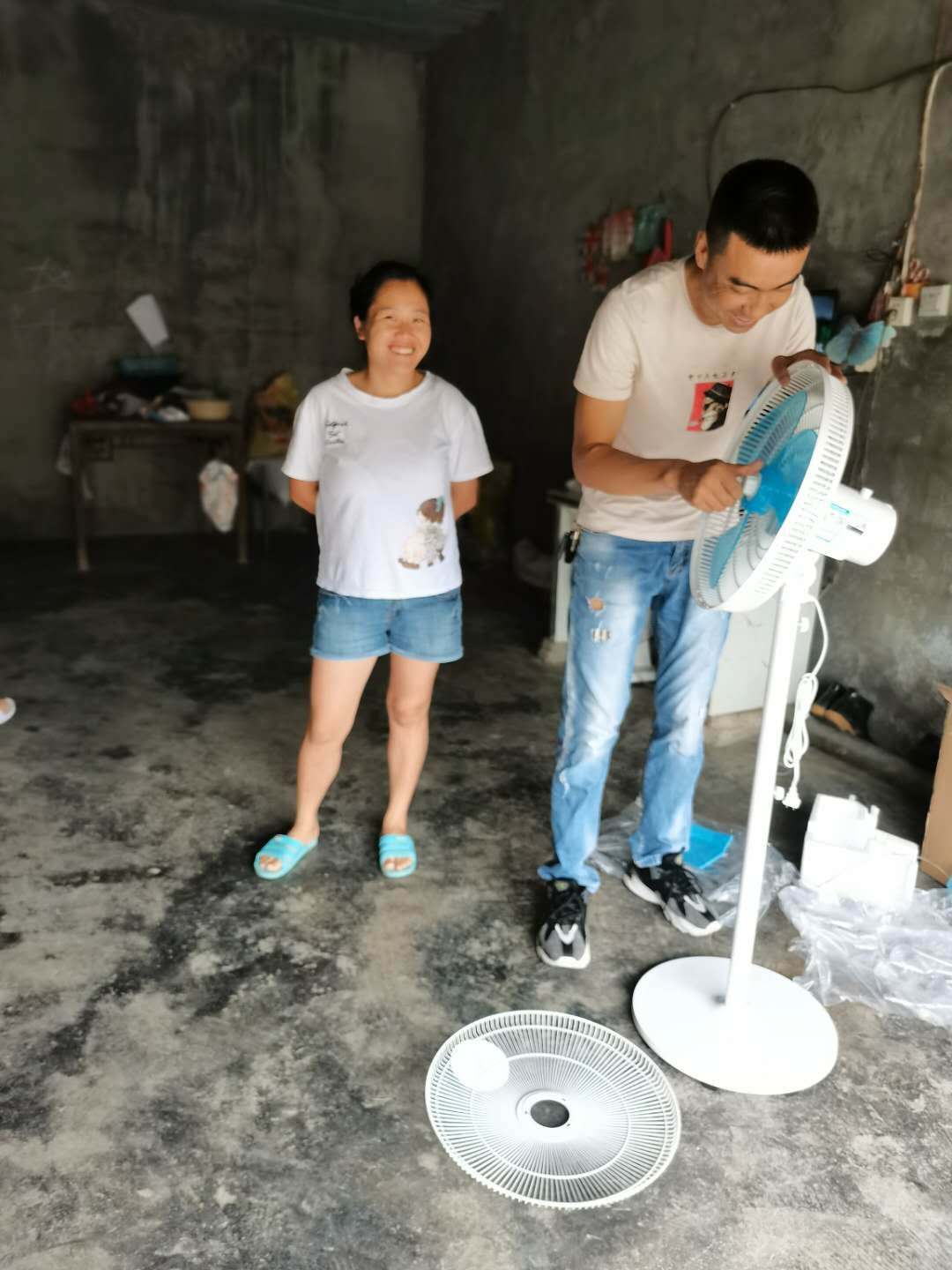 碧江川硐街道：干部齐心送风扇，扶贫慰问暖人心