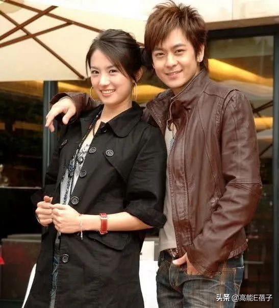 穿着婆婆裤子躺在公公腿上，《放羊的星星》女主刘荷娜被嘲了