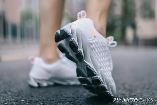 曾被称为运动鞋里程碑的刀锋鞋卷土重来，平替版仅需百元+