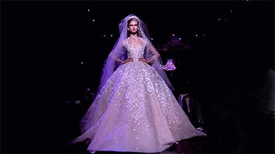 15万颗施华洛世奇水晶,eliesaab婚纱