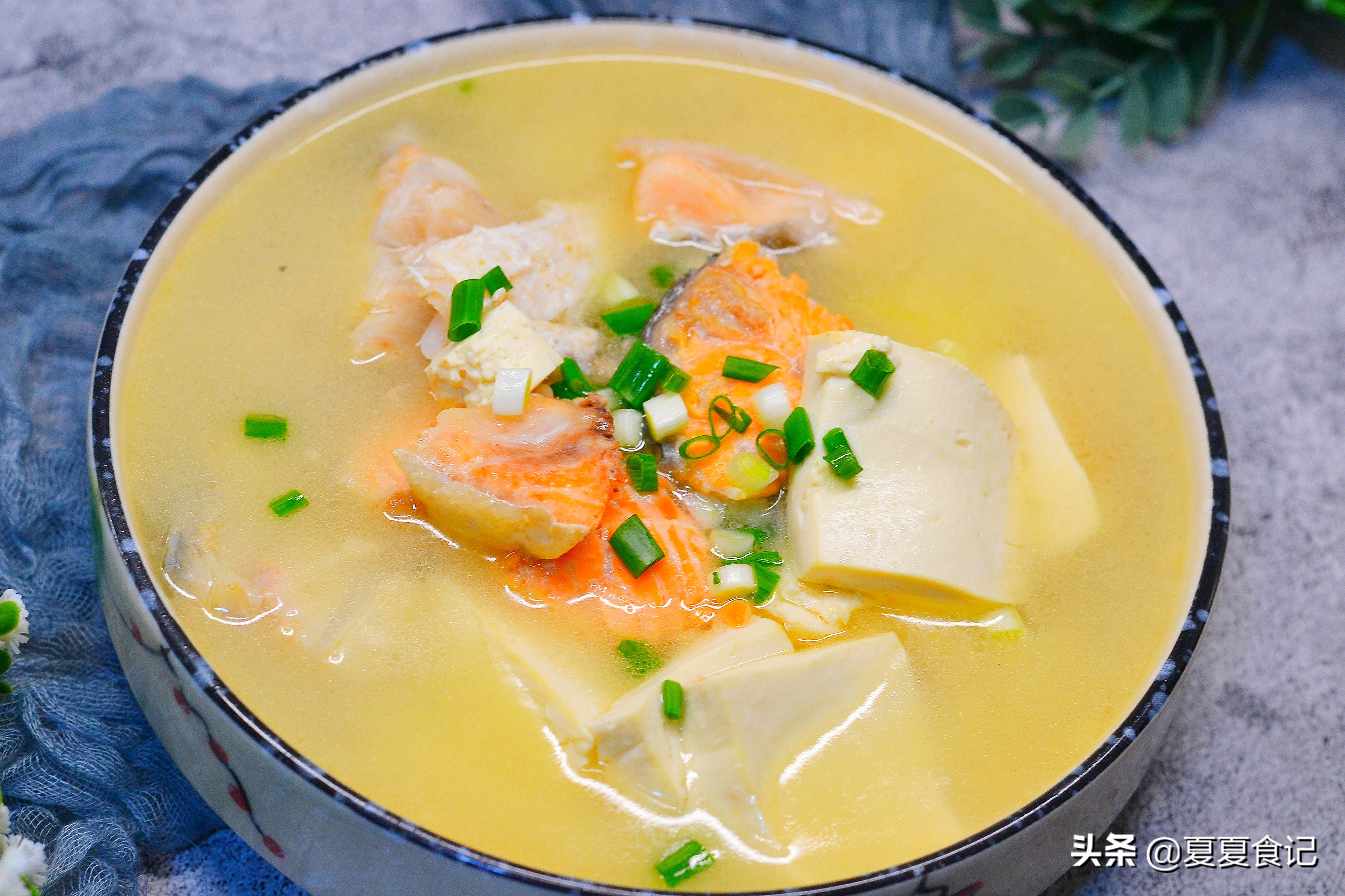 三文鱼头煮汤怎么做汤好喝,简易又美味的三文鱼头汤做法