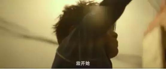 女孩深夜被暴打28次，当街扒衣拖行：孩子，你不必那么善良