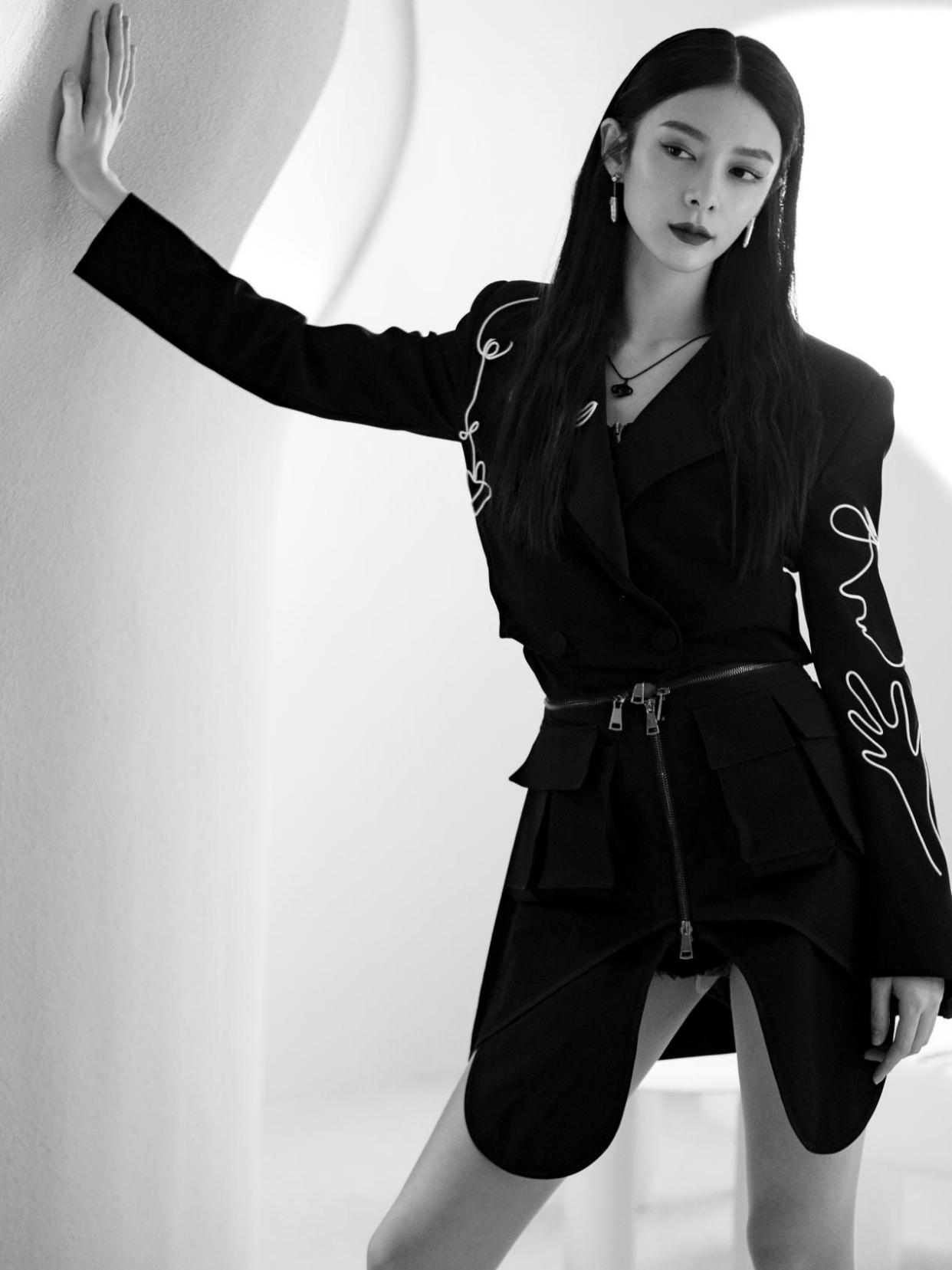 傅菁中性风穿搭,傅菁几十块钱的裙子也能穿出气质