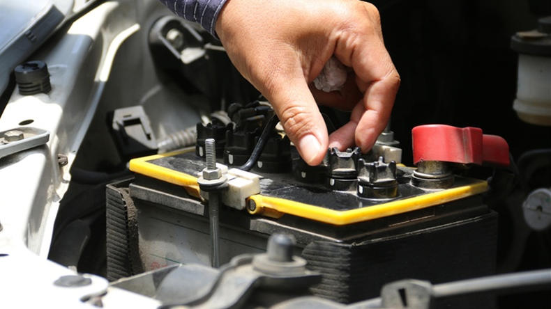 汽车脚刹难踩下去不能启动的原因,汽车启动不了哒哒哒响是什么原因