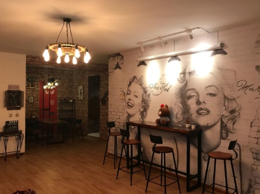 城市里的许多书都藏在青年旅社里