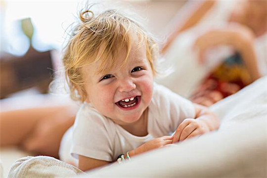 父母怎么教孩子学英语语法,婴儿呀呀学语父母怎么回应