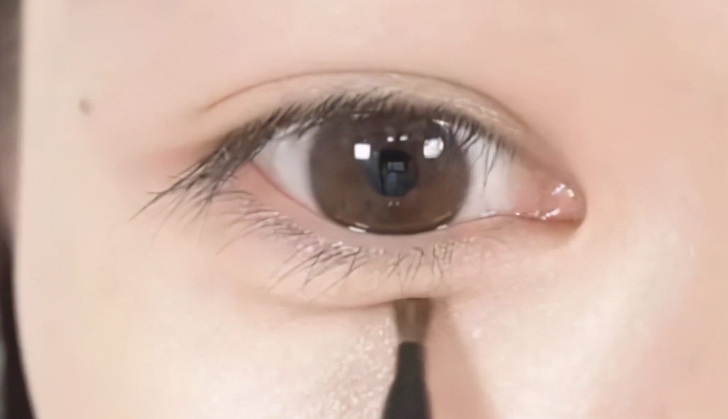 眼睛细长怎么化妆好看,眼间距宽怎么化妆小妙招