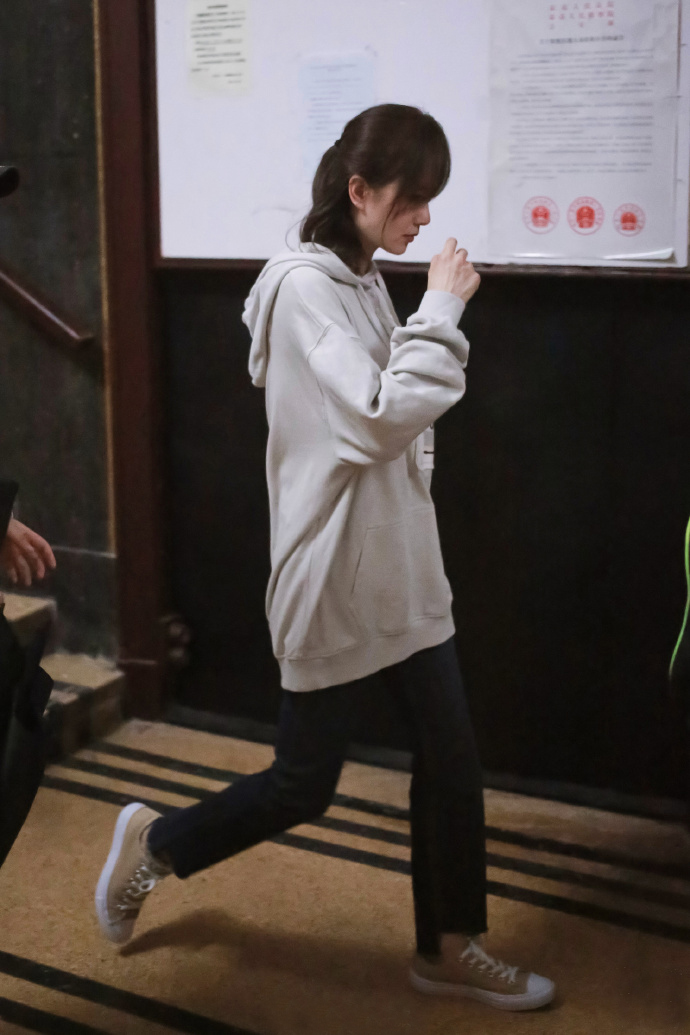 刘诗诗产后复出粉色礼服,刘诗诗亮相身形消瘦