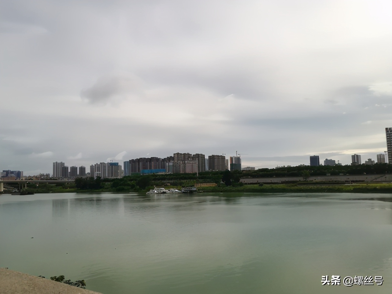 南宁江北大道上下班拥挤不堪，却藏着如画美景