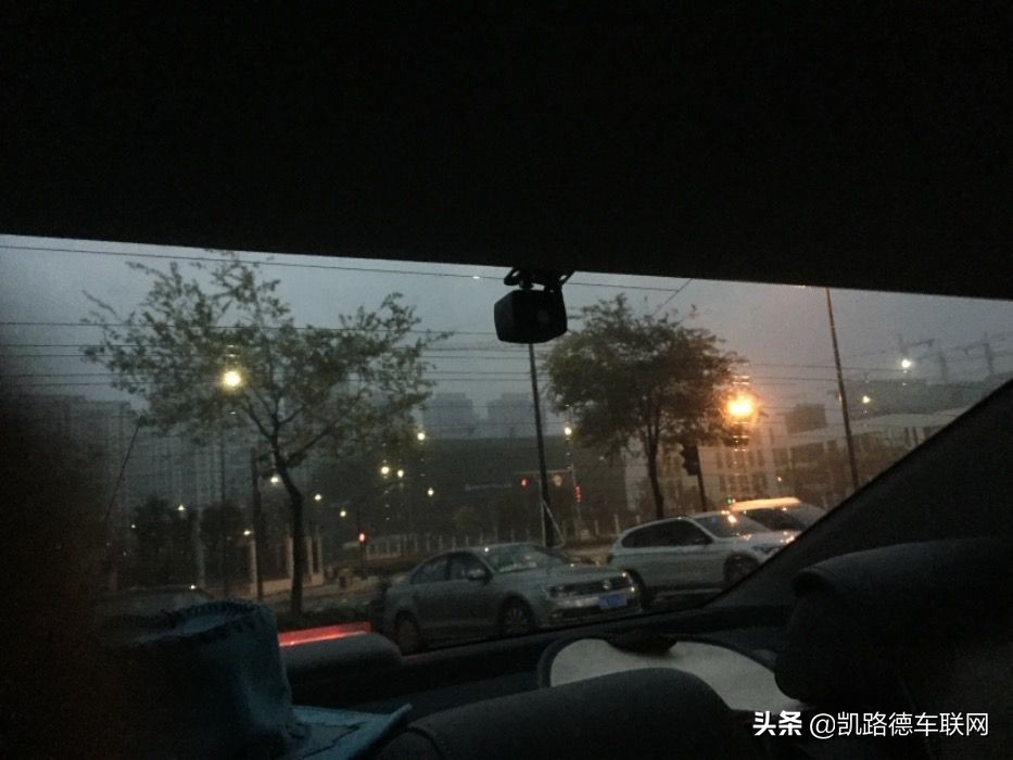 行车记录仪后摄像头安装哪里正确,行车记录仪后摄像头装哪个位置好