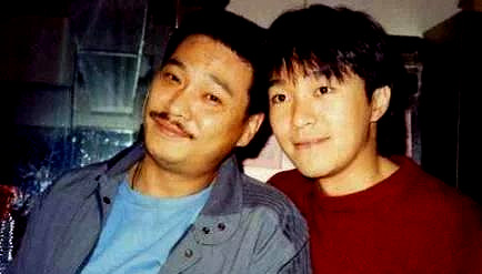 周星驰90年代旧照星爷笑得很开心,星爷周星驰最帅最酷的照片