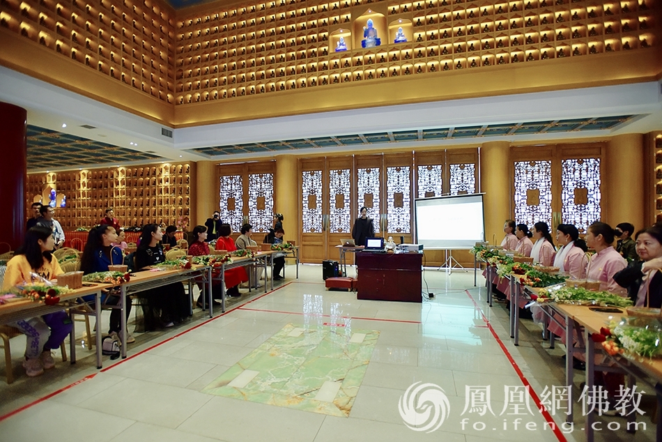 遇见插花之美：湖北黄石慈光精舍佛前供花班开课