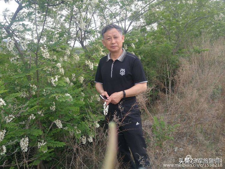 时隔多年老连长带老兵回归军营,三位老战友回忆当年军旅