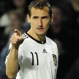 足球经典瞬间,克洛泽空翻失败是怎么回事