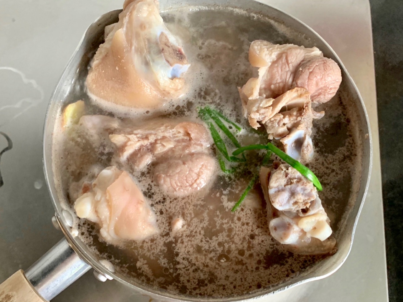 黄豆炖猪蹄汤是甜的,黄豆炖猪蹄奶白色