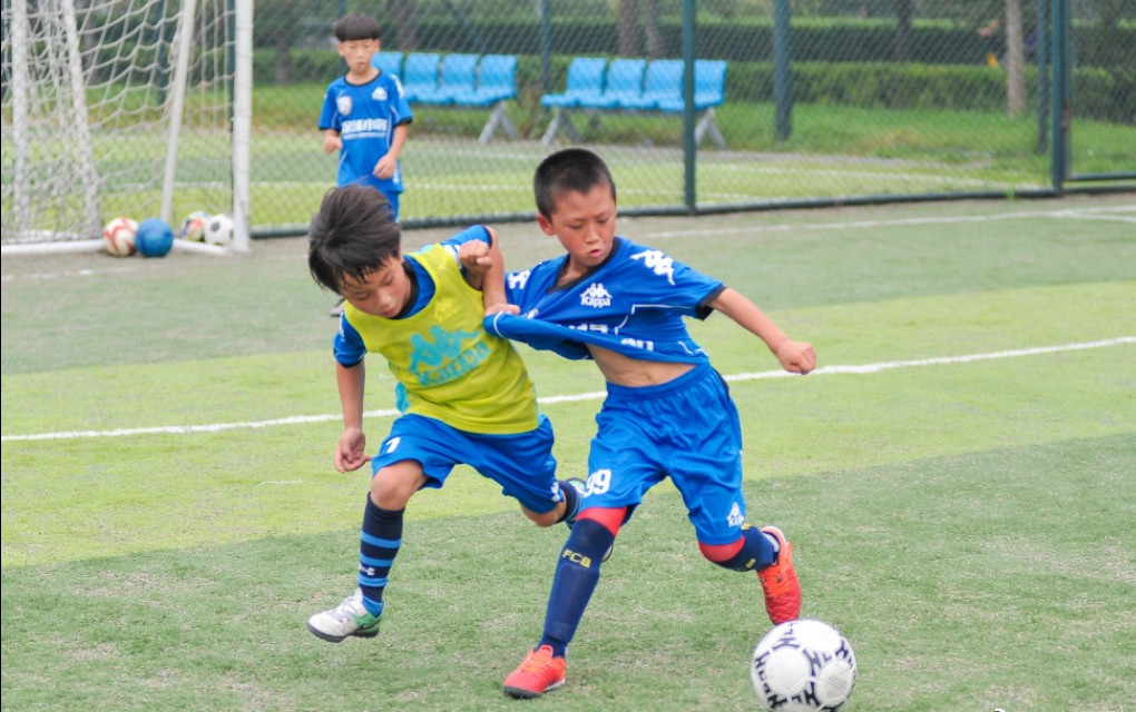 鍊掗挬灏勯棬闈掕,涓や釜闈掕闃熷憳鍊掗挬灏勯棬