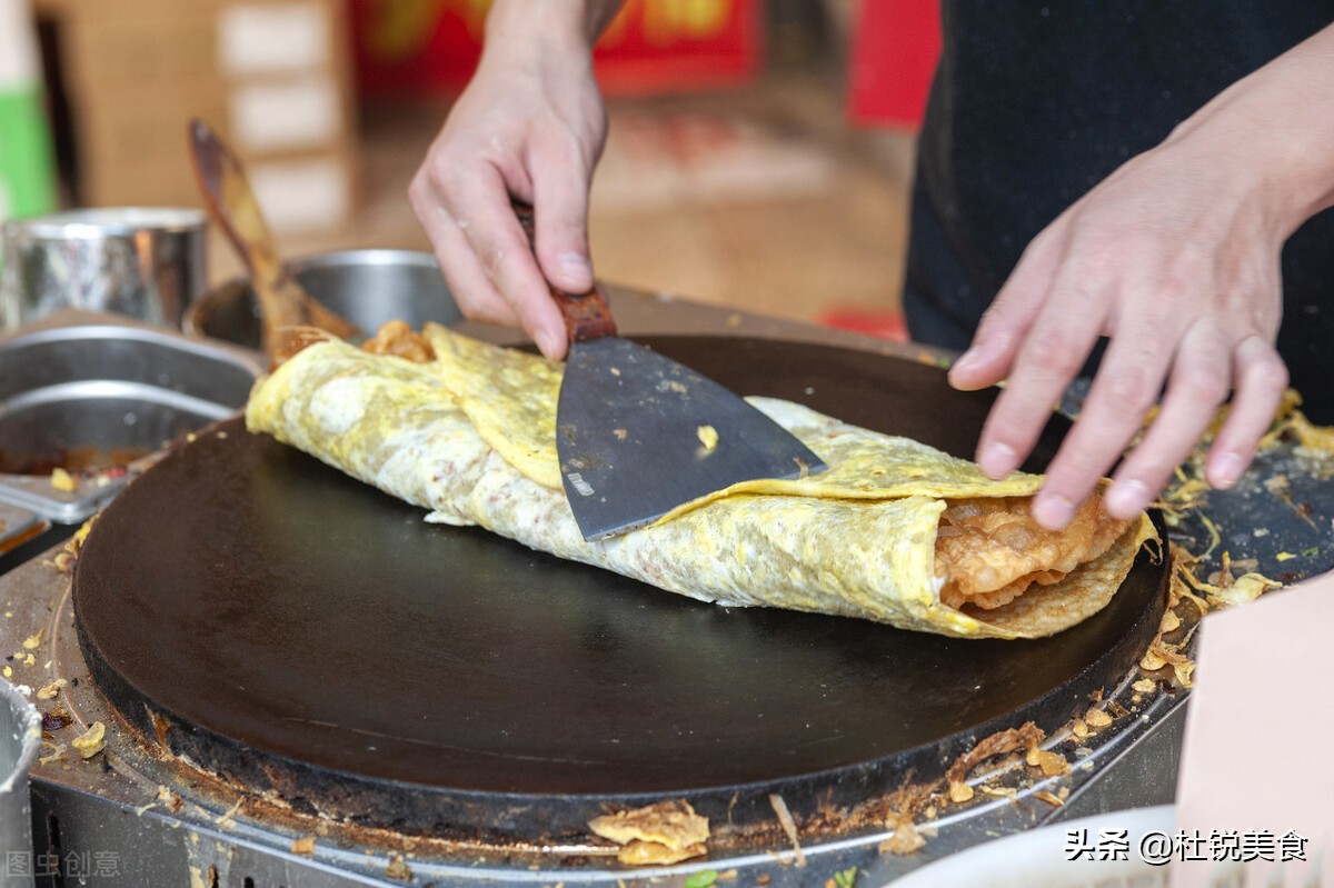 街头小吃超大型的鸡蛋卷你见过吗,全网最接地气的小吃