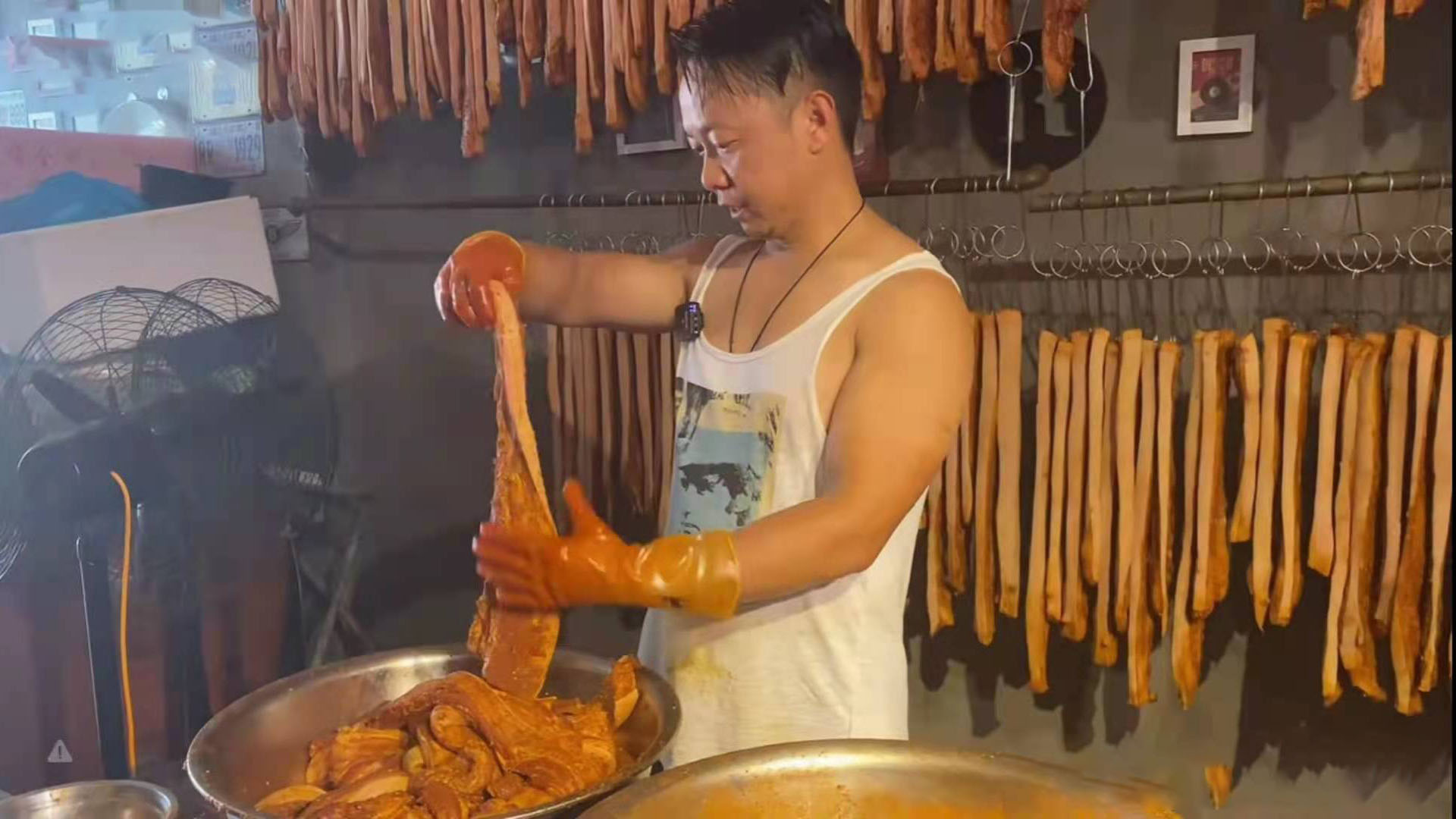 五花肉摆摊现烤现卖,脆皮五花肉摆摊卖多少钱一条