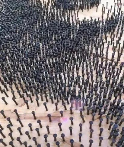 用绳子做绕线画,一根线吊起来拴着笔画画