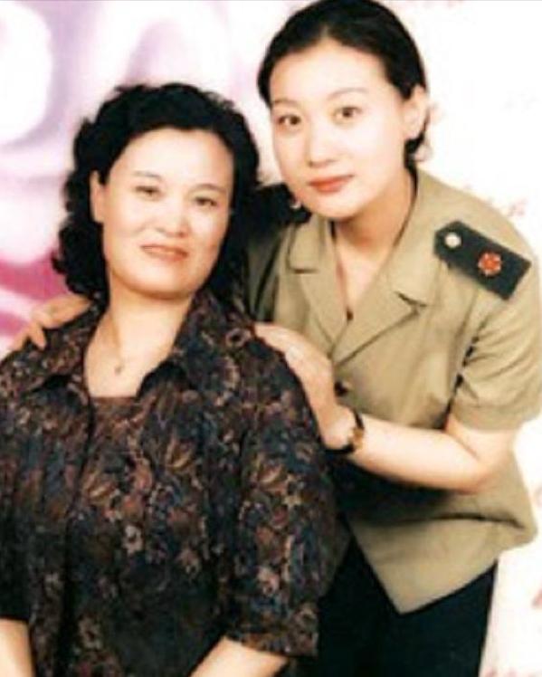 军旅歌手谭晶:32岁嫁41岁老公,37岁做妈妈,丈夫是科学家