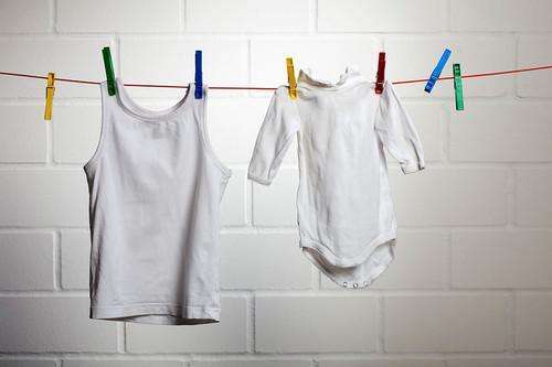 衣服发黄怎么办教你一个清洁妙招,白衣服发黄洗白简单有效方法直播