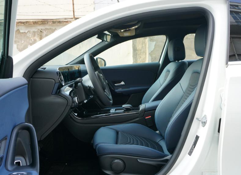 2023款奔驰a180l和宝马120i,奔驰a级180和200哪个更值得买