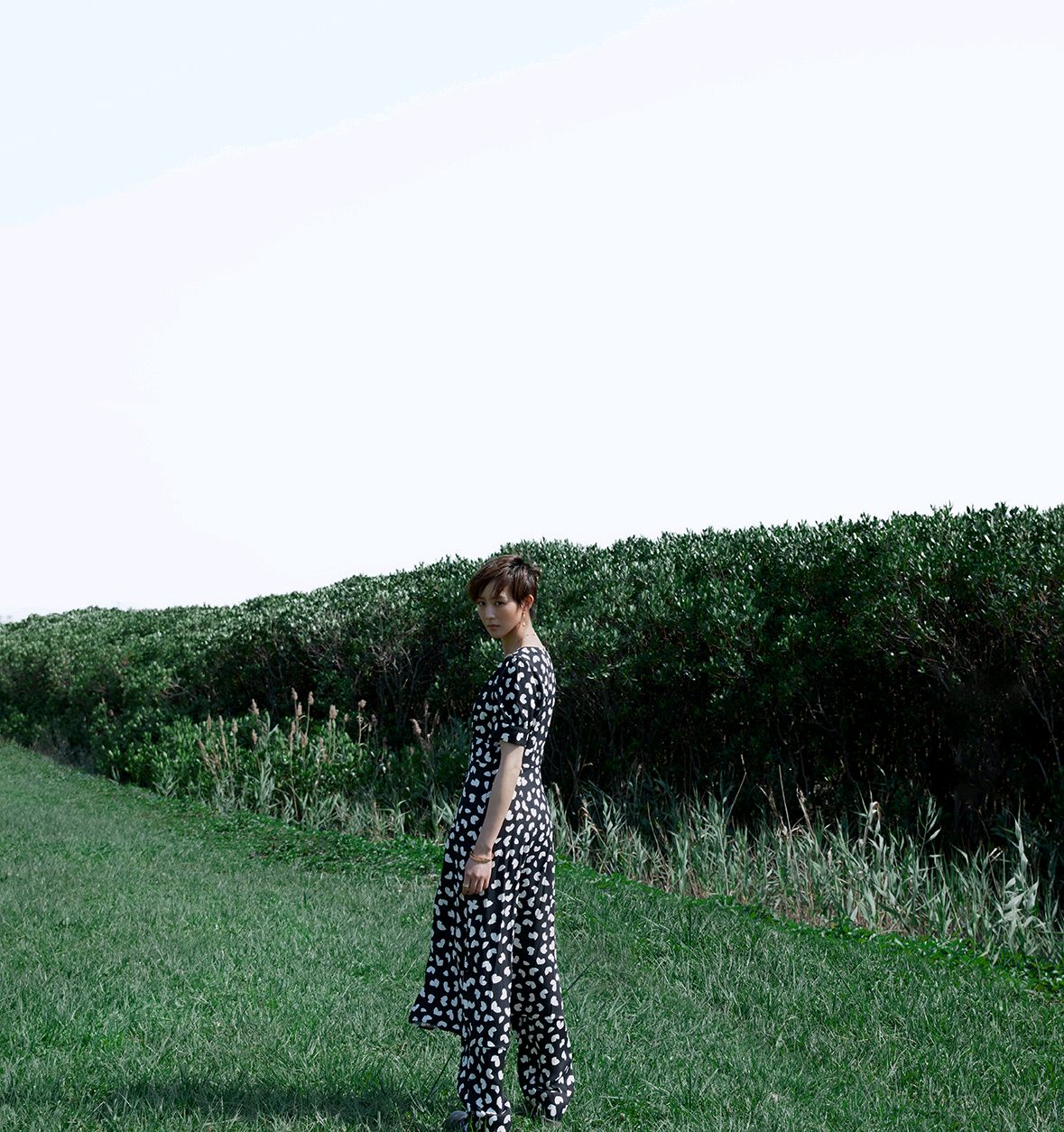 张钧甯很会穿，身穿格子套装搭配一双“老爹鞋”，干练又帅气