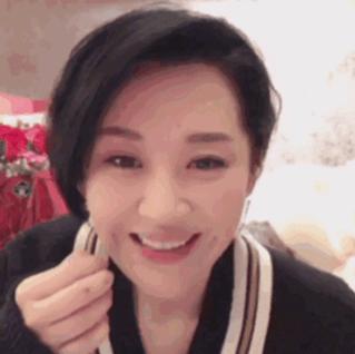 学她这样保养，50岁都不会有黑眼圈，秘密全靠这支「小黑管」