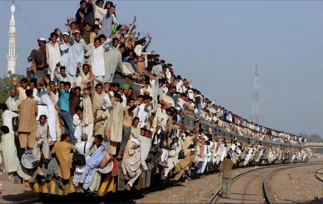 印度火车和船超载,印度火车到底可以载多少人