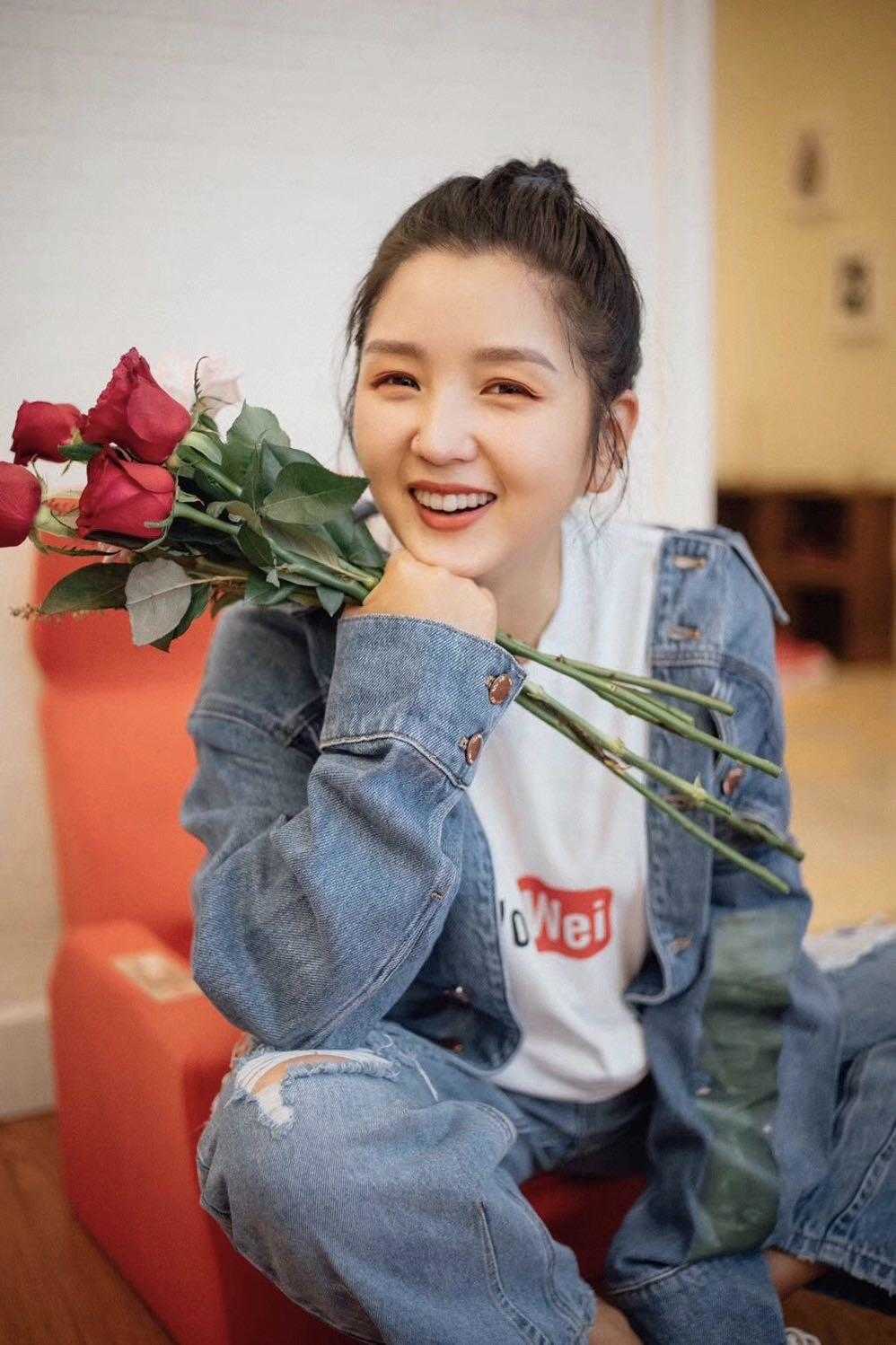 何洁同款红色格子西装,何洁穿宽松西装