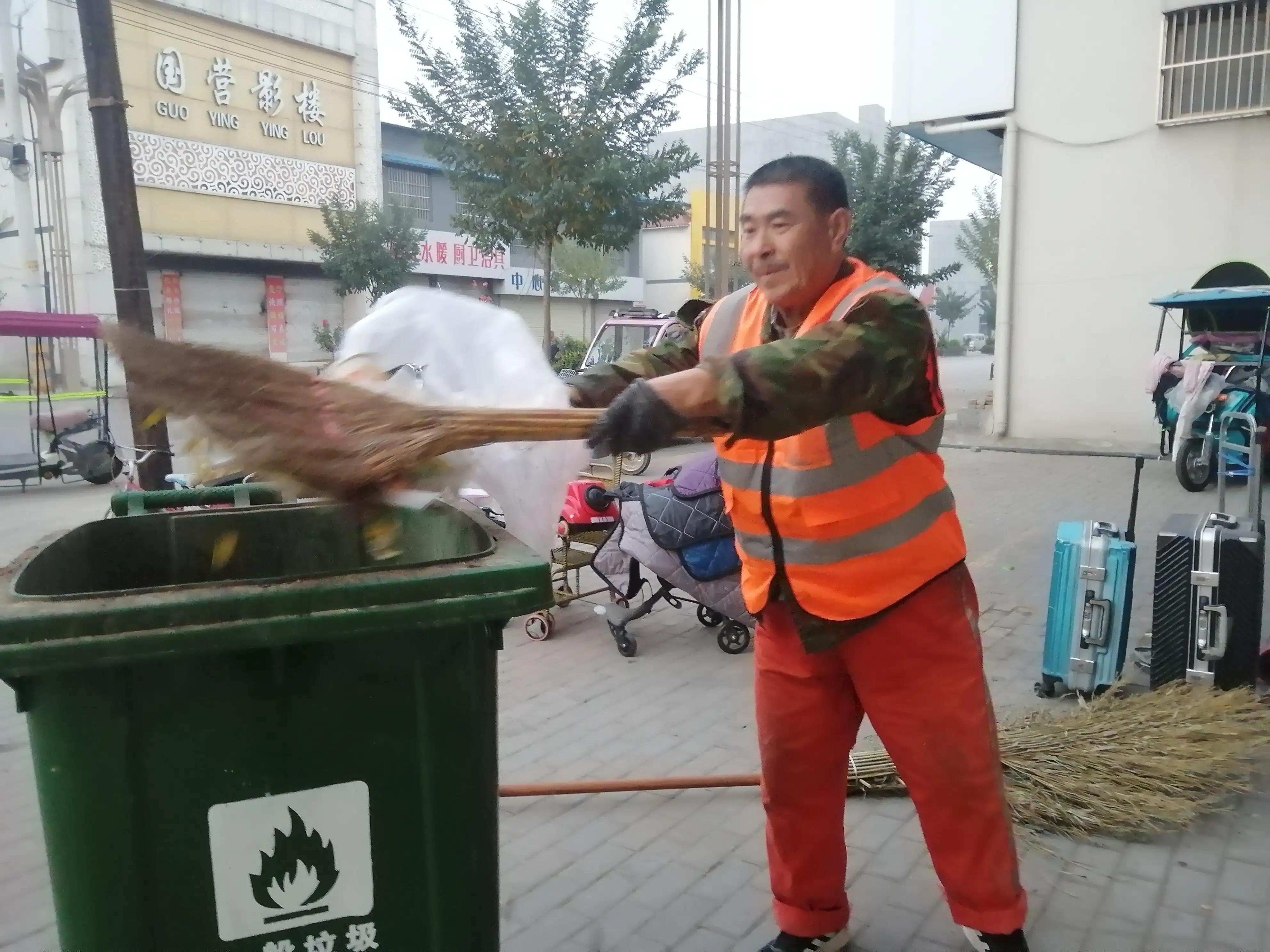 李民棵是环卫战线上的老黄牛