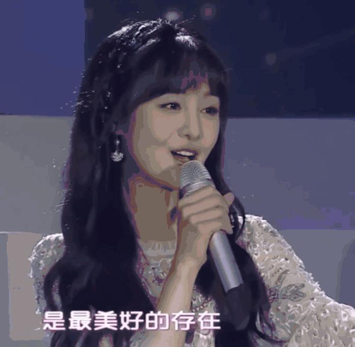 郑爽蛋卷发型堪称绝美,杨幂baby也毫不逊色,减龄时尚气质全开