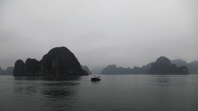 这里虽然风景如画人们生活的却很凄惨没日没夜的追着大船讨生活