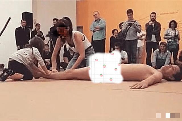 博物馆内现裸体艺术,母女行为惹路人争议,网友:性无知真可怕