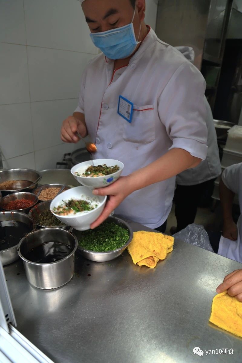 昆明滇池美食推荐菌火锅,滇池边菌子火锅