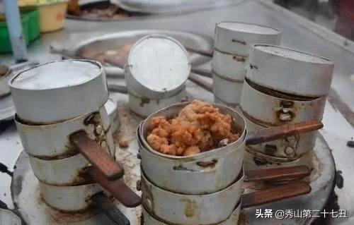 大妈在学校门口摆摊卖小吃,大妈校门口卖小吃引争议