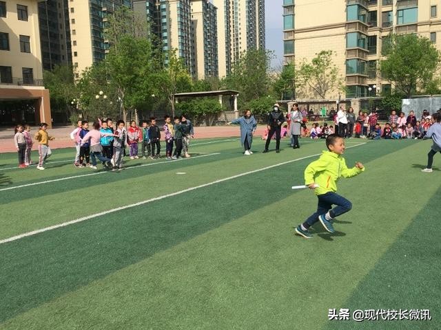 走向操场,“趣”跑步,“趣”踢球——尖草坪区恒大名都小学