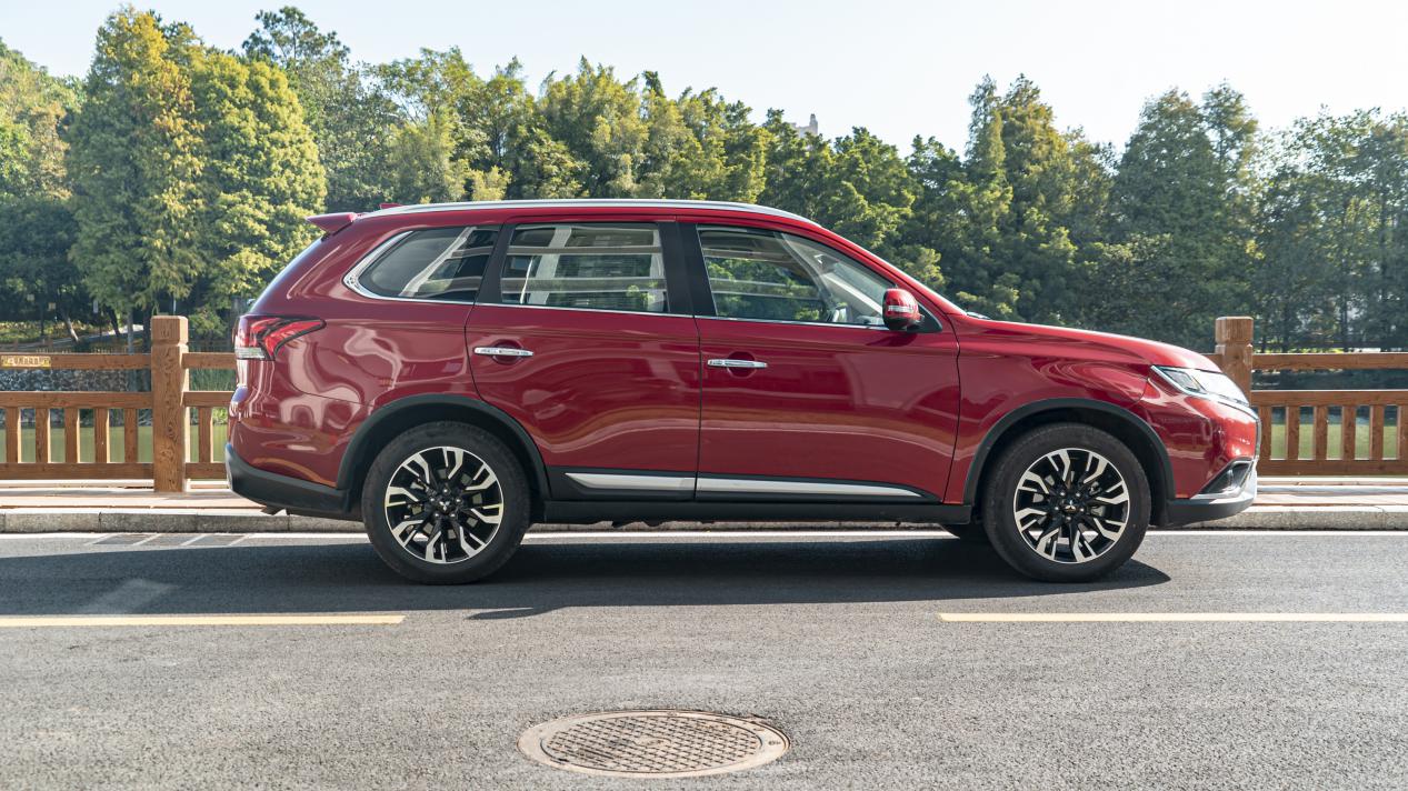 动力好底盘稳操控好的车,动力强操控好底盘扎实的几款车