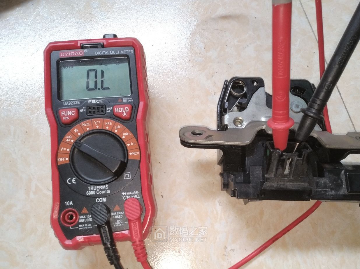 福特嘉年华后备箱锁打不开,福特嘉年华两厢后备箱锁应急开关