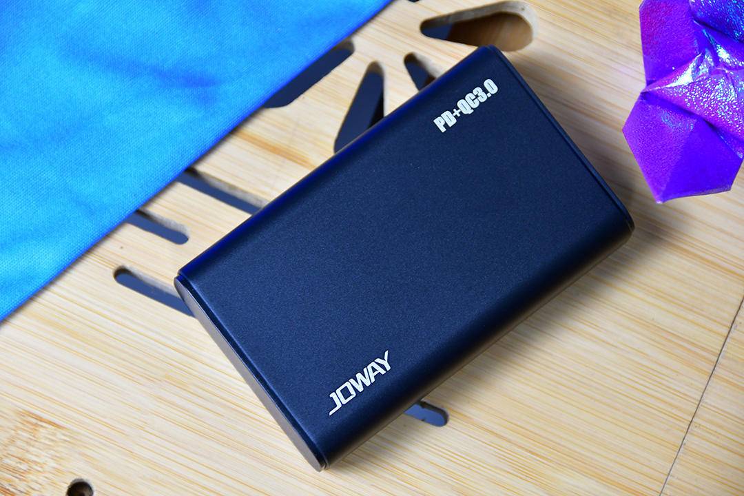乔威自带双快充移动电源,乔威移动电源充电