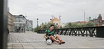 花式足球技巧之三个高难度坐姿花式技巧