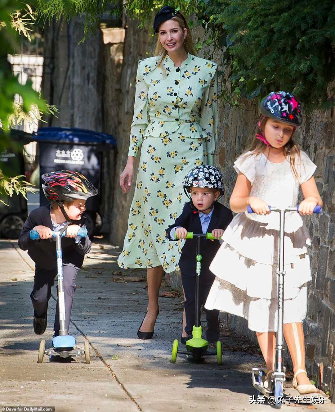 伊万卡带娃罕见亮相10岁女儿晒黑,伊万卡与女儿穿亲子装