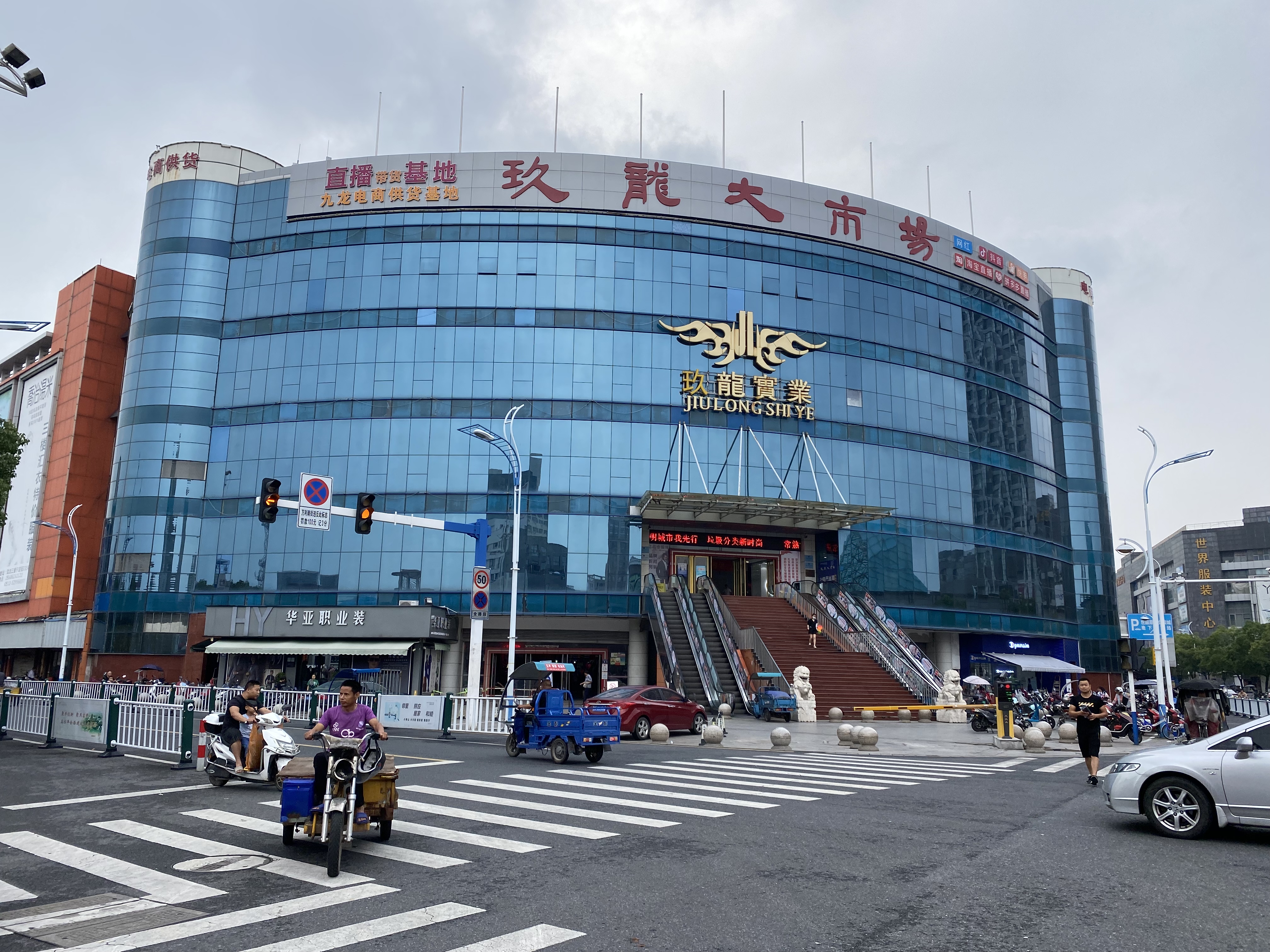 女装尾货剪标正品批发,女装尾货剪标怎么回事