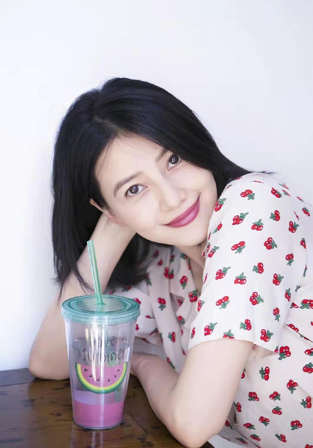 高圆圆穿白色牛仔裤,高圆圆背带裤内搭一件白衬衫减龄