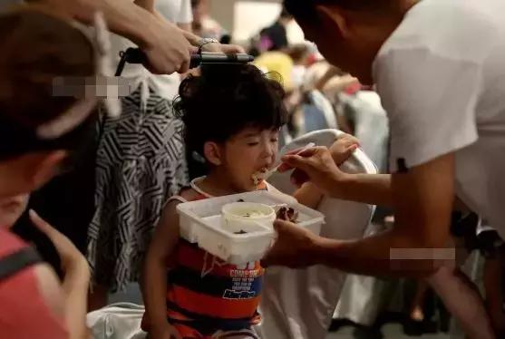 三岁男孩遭亲妈狠踢,3岁孩子被妈妈狠踢现场