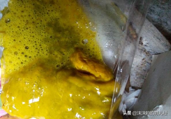 宝宝拉绿色便便还拉稀什么原因,宝宝拉绿色便便是感冒了