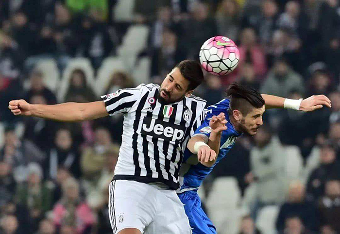 头顶足球不会脑震荡吗,头球容易患痴呆症