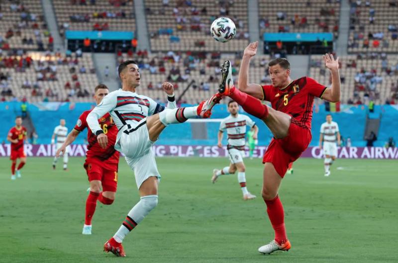 c罗高高跃起头球把球砸向了球门,c罗脱下队长袖标怒摔草坪上