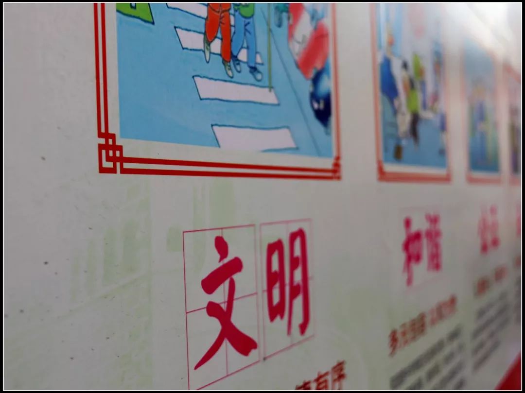 为社区留守儿童辅导功课,心系留守儿童关爱他们成长